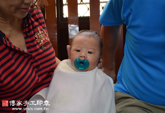 張寶寶(台中南屯區到府嬰兒寶寶滿月剃頭理髮、免費到府嬰兒剃胎毛儀式吉祥話)。到府剃頭剃胎毛主持、專業拍照、DVD光碟、證書。★購買「臍帶章、肚臍章、胎毛筆刷印章」贈送：剃頭、收涎、抓周，三選一。2015.11.03 照片15